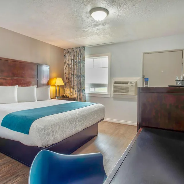 غرفة بسرير كينج لذوي الإعاقة، Studio6 Suites Albany, OR 2/3
