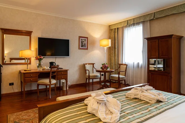 جناح جونيور، Hotel Roxy Plaza 4/7