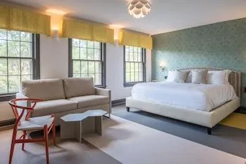 غرفة بريميوم بسرير كينج، The Avery Georgetown 1/2