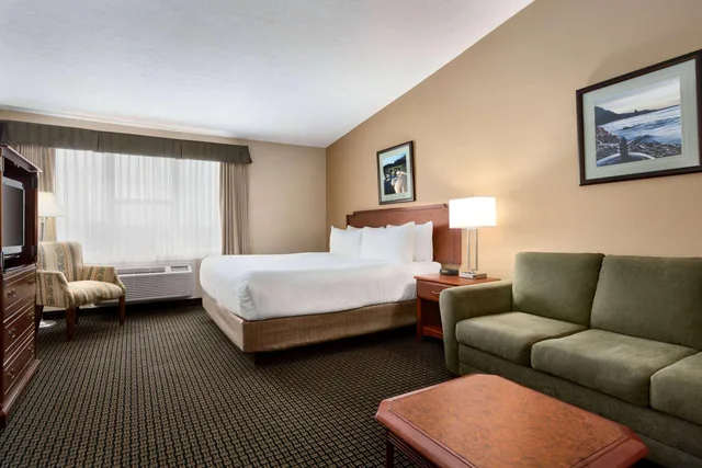 Theme, Ocean, Studio, Suite, 1 Queen and 1 Bunk Bed، Days Inn & Suites by Wyndham Moncton 1/2