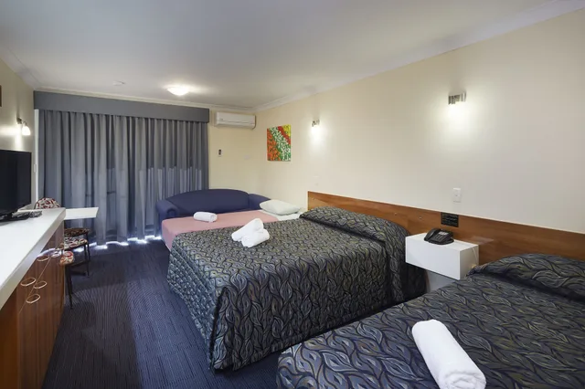 غرفة ثلاثية بسرير مزدوج وسرير فردي مع أريكة، Windsor Lodge Como 1/4