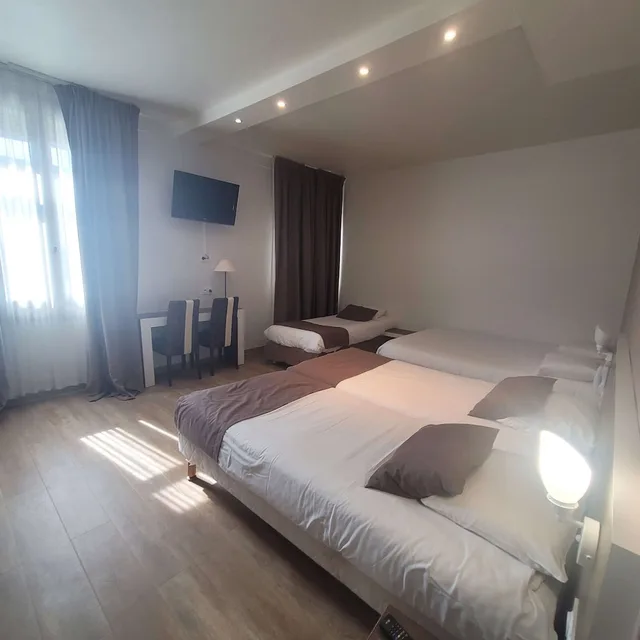 Standard, 1 Double and 3 Single Beds، Kyriad Orange Centre 8/10