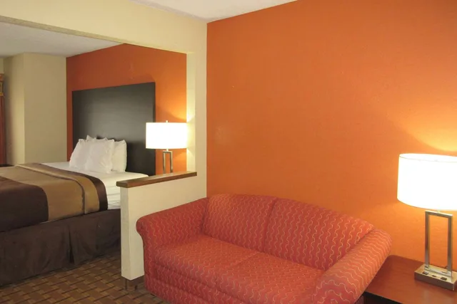 Suite, King Bed, Quality Inn & Suites Benton Harbor - St. Joseph 2/2