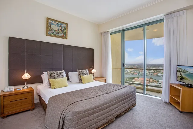 Room, King Bed, Mantra Sun City Surfers Paradise 1/5