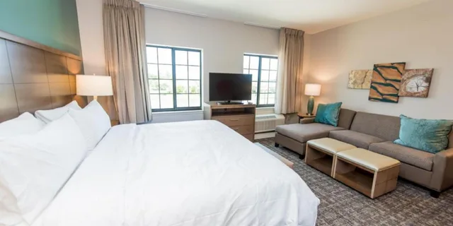 جناح استوديو بسرير كينج بحوض استحمام لذوي الإعاقة، Staybridge Suites Houston East - Baytown 3/8
