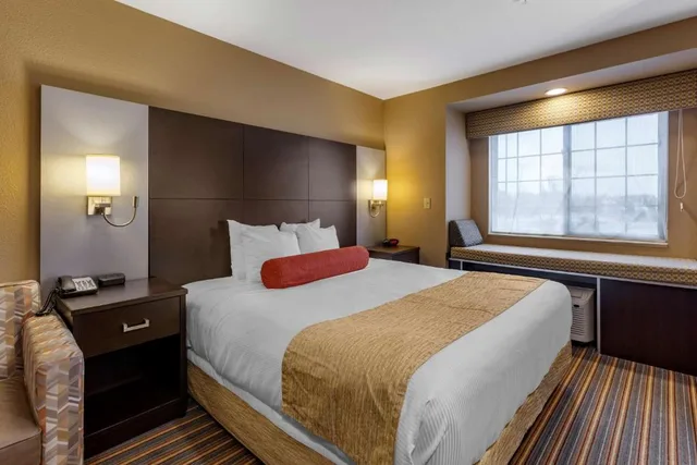 غرفة بسرير كوين، Best Western Plus Woodstock Inn & Suites 1/3