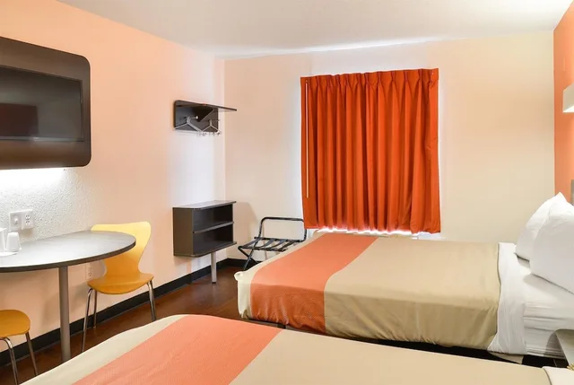غرفة ديلوكس بسريرين مزدوجين، Motel6 Toledo, OH 1/7
