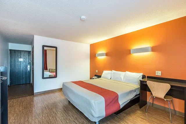 غرفة ديلوكس بسرير كينج بجاكوزي، Motel6 Wisconsin Rapids Wi 3/9