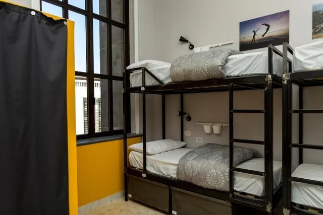 سكن مشترك مختلط بثمانية أسرّة وأسرّة بطابقين بحمام مشترك، Ostello Bello Napoli 3/4
