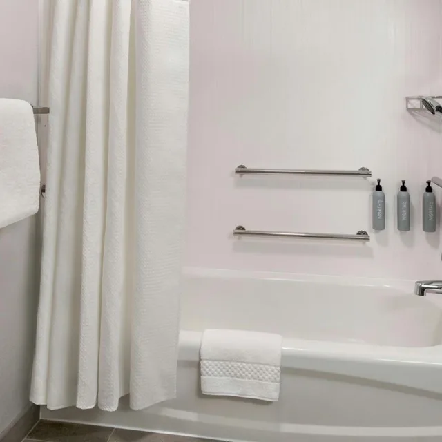 غرفة بسرير كينج مع أريكة لذوي الإعاقة، Courtyard by Marriott Lebanon 2/2