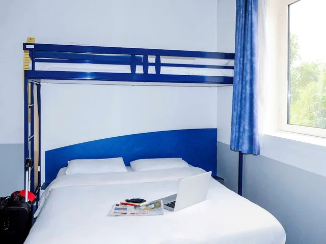 غرفة ثلاثية بسرير مزدوج وسرير بطابقين، Ibis Budget Rennes Cesson 3/10