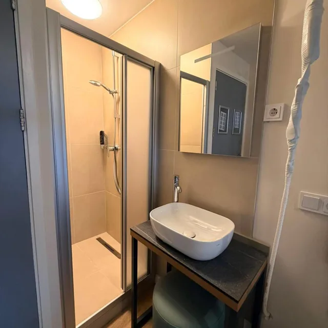 غرفة بسرير مزدوج بحمام مشترك، Continental Hotel 3/9