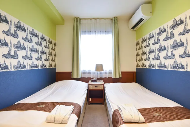 غرفة بسريرين منفصلين وسريرين فرديين، New Osaka Hotel Shinsaibashi 4/10