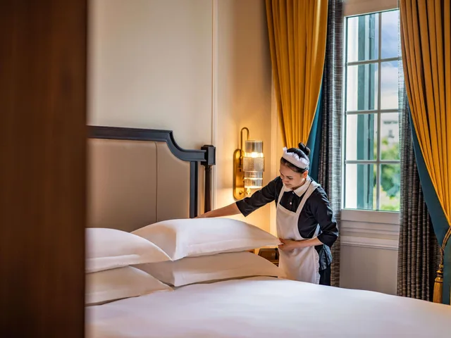 غرفة فاخرة بسرير كوين، Sofitel Legend Metropole Hanoi Hotel 5/6