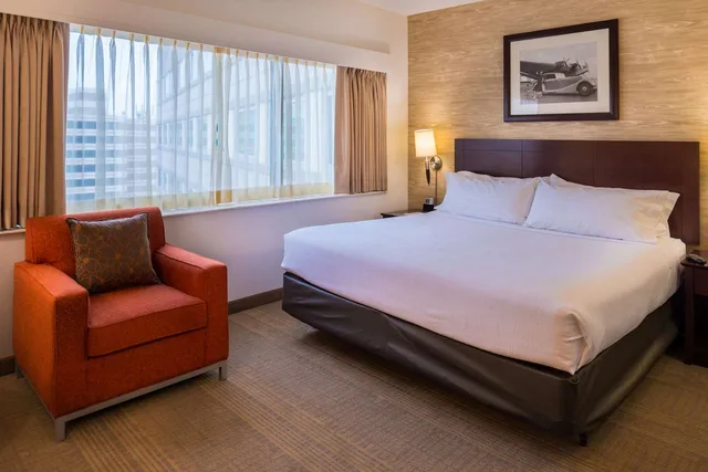 غرفة ديلوكس بسرير كينج في طابق مرتفع، Sonesta Chicago O'Hare Airport 1/5