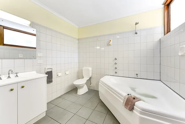 Spa, Queen Bed, 2 Sofa، WILLIAM MACINTOSH MOTOR LODGE 4/4