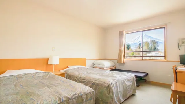 غرفة ثلاثية بسريرين منفصلين مع أريكة، Resort Inn Fuyo Kawaguchiko Inter Store 1/7
