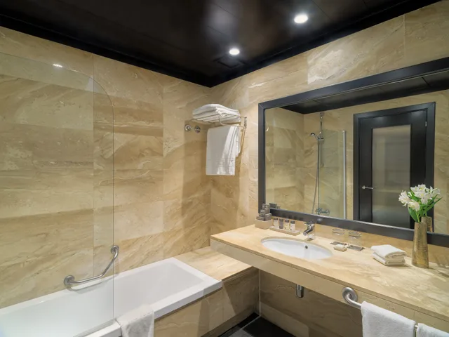 Essential, H10 Marina Barcelona 2/3