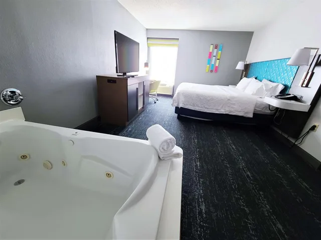 جناح بسرير كينج بغرفة نوم واحدة مع أريكة بحوض جاكوزي، Hampton Inn Suites Newtown 6/10