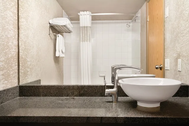 جناح بسريرين كوين بغرفة نوم واحدة، Days Inn Calgary Airport 1/2