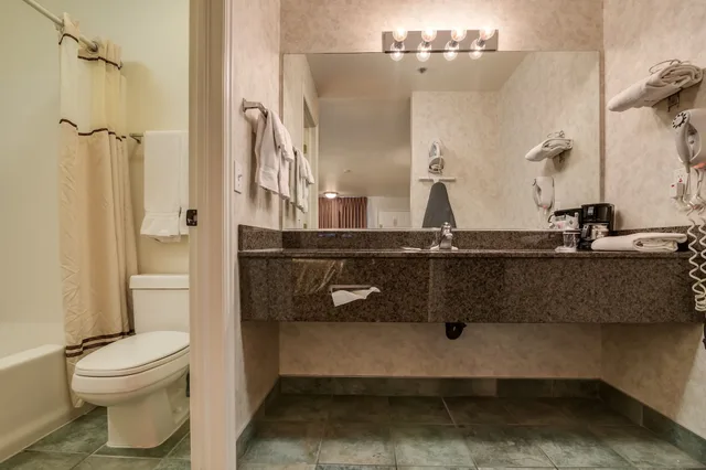 غرفة قياسية بسرير كينج مع أريكة، St George Inn Suites 10/10