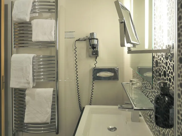 جناح بسرير مزدوج وسريرين منفصلين، Kyriad Prestige Perpignan Centre del Mon 10/10