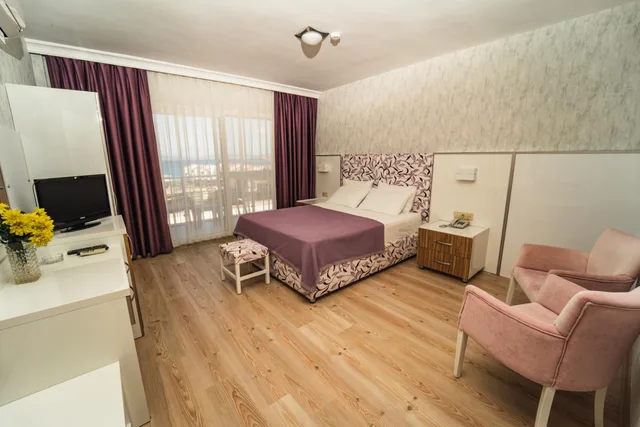 جناح جونيور، Twins Hotel 5/8