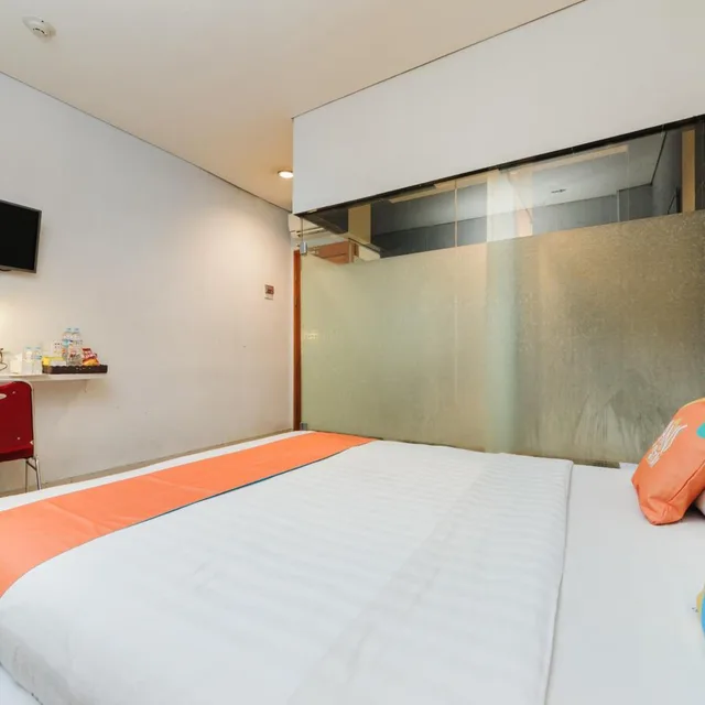 غرفة سوبيريور بسرير مزدوج، RedDoorz Plus near Soekarno Hatta Airport 2 1/5