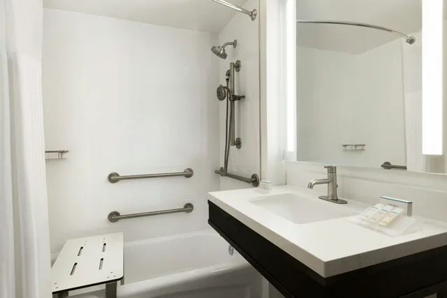 غرفة بسرير كينج بحوض استحمام لذوي الإعاقة، Hilton Garden Inn Washington Dc Downtown 3/4