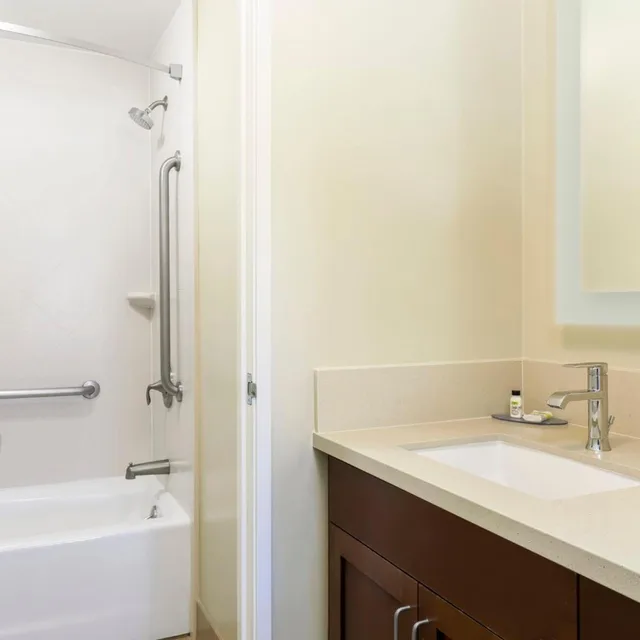 جناح بسريرين كوين بغرفة نوم واحدة مع أريكة، Staybridge Suites Reno 3/5
