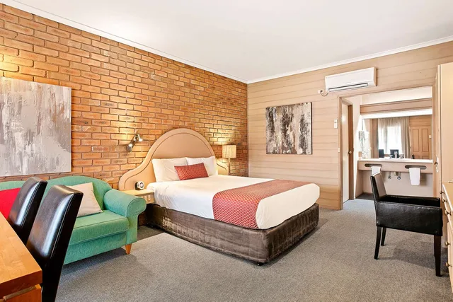 غرفة بسرير كوين، Quality Inn Colonial 2/3
