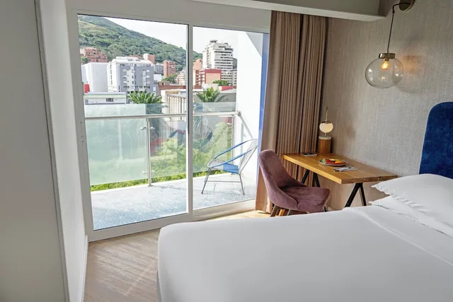 غرفة بسرير كوين بشرفة، Hotel Faranda Collection Cali 2/10