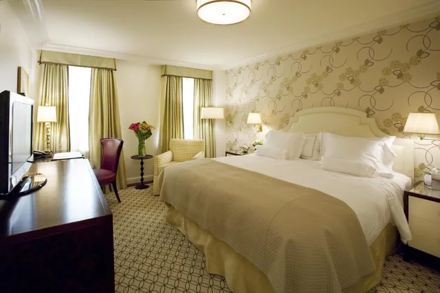 غرفة كلاسيكية بسرير كوين، The Carlyle, A Rosewood Hotel 1/2