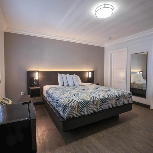 غرفة بسرير كينج لذوي الإعاقة، Motel6 Tustin, CA – Orange County 5/8