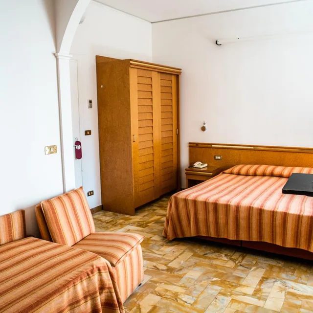 غرفة ثلاثية، Hotel West End 2/4