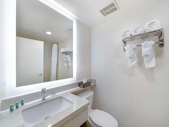 غرفة بسرير كينج مع أريكة، Best Western Posada Royale Hotel & Suites 3/3