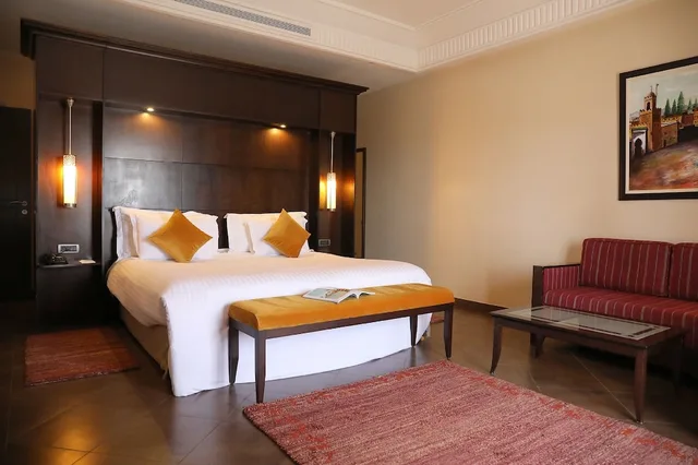 جناح بريميوم بسرير كينج بإطلالة على المسبح، Kenzi Menara Palace 1/8