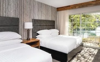 Deluxe, Multiple Beds, Courtyard View، Cherry Valley Hotel 1/1