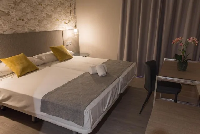 غرفة بسرير مزدوج أو سريرين منفصلين بشرفة، Ona Marbella Inn 3/8