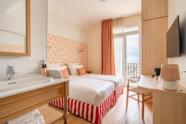 غرفة كلاسيكية بإطلالة على البحر، Villa Camille Hotel & Spa 2/7