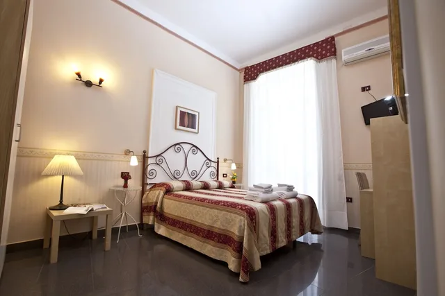 غرفة بسرير مزدوج، MediNaples 2/3