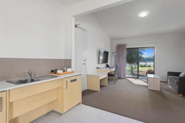 1 Bedroom, Suite, King Bed, Quality Hotel Point Cook 8/8