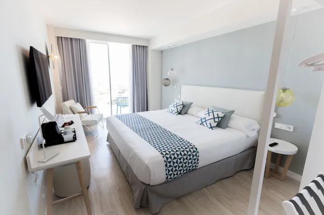 غرفة ديلوكس مفردة بإطلالة على المسبح، Palladium Hotel Menorca 1/3