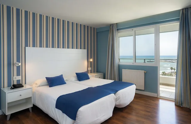غرفة بسرير كوين بإطلالة على المسبح والبحر، La Barracuda Hotel 1/10
