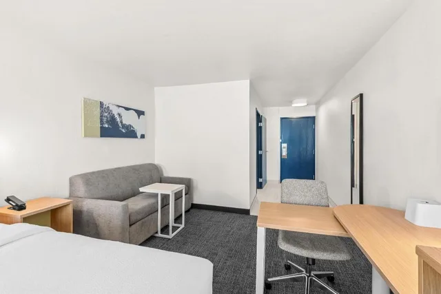 Room, King Bed, Sofa, Accessible, Spark by Hilton Appleton 4/10