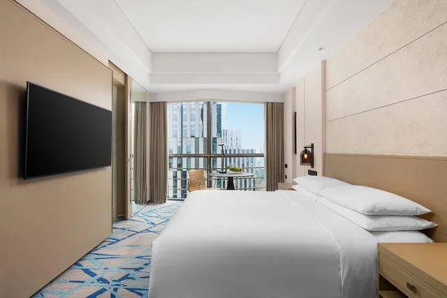 غرفة بريميير بسرير كينج، Renaissance Shanghai Caohejing Hotel 1/2