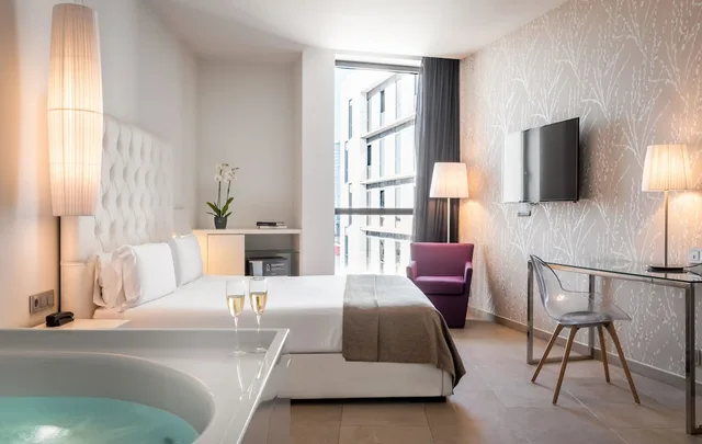 Suite, King Bed, Hot Tub, Sb Plaza Europa 4/10