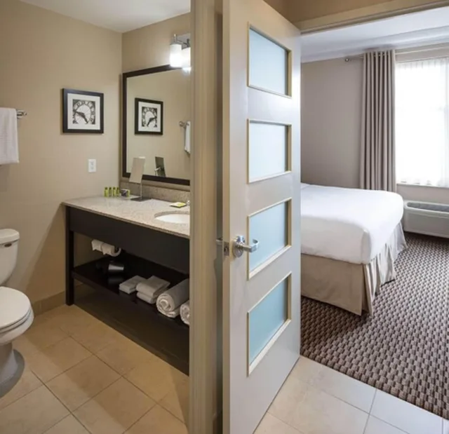 Suite, Queen Bed, Delta Hotels by Marriott Guelph Conference Centre 6/6