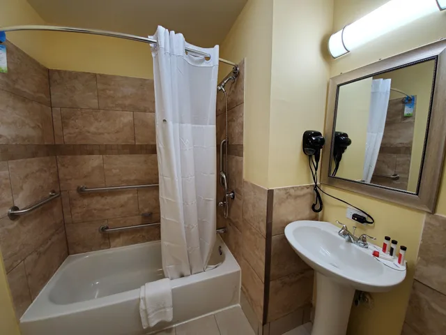 غرفة بسريرين مزدوجين في الطابق العلوي لذوي الإعاقة، Days Inn by Wyndham Atlanta/Southlake/Morrow 8/8