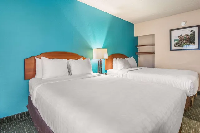 غرفة بسريرين كوين لذوي الإعاقة، AmericInn & Suites By Wyndham Baraboo Event Center 3/3
